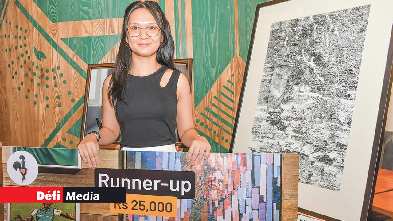 Gracelin Venpin, 2e dauphine, avec son tableau intitulé « Black and White Tonal Drawing, Abstract with Hidden Portrait ».