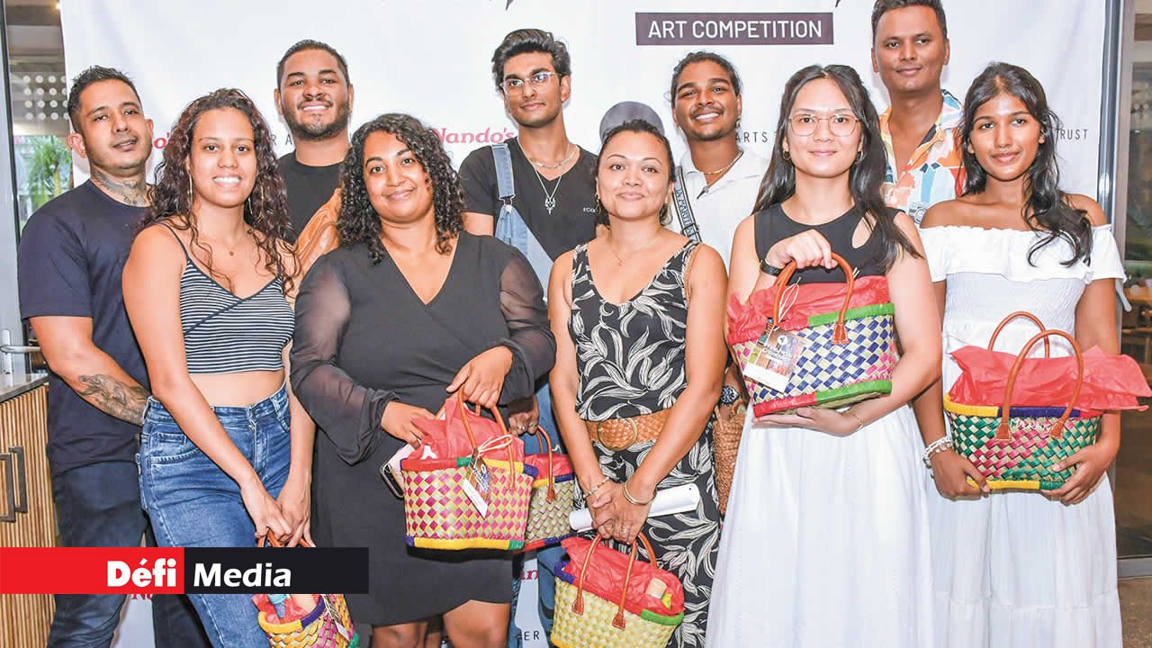 Les 10 finalistes parmi les 230 participants à ce concours posant pour une photo souvenir.