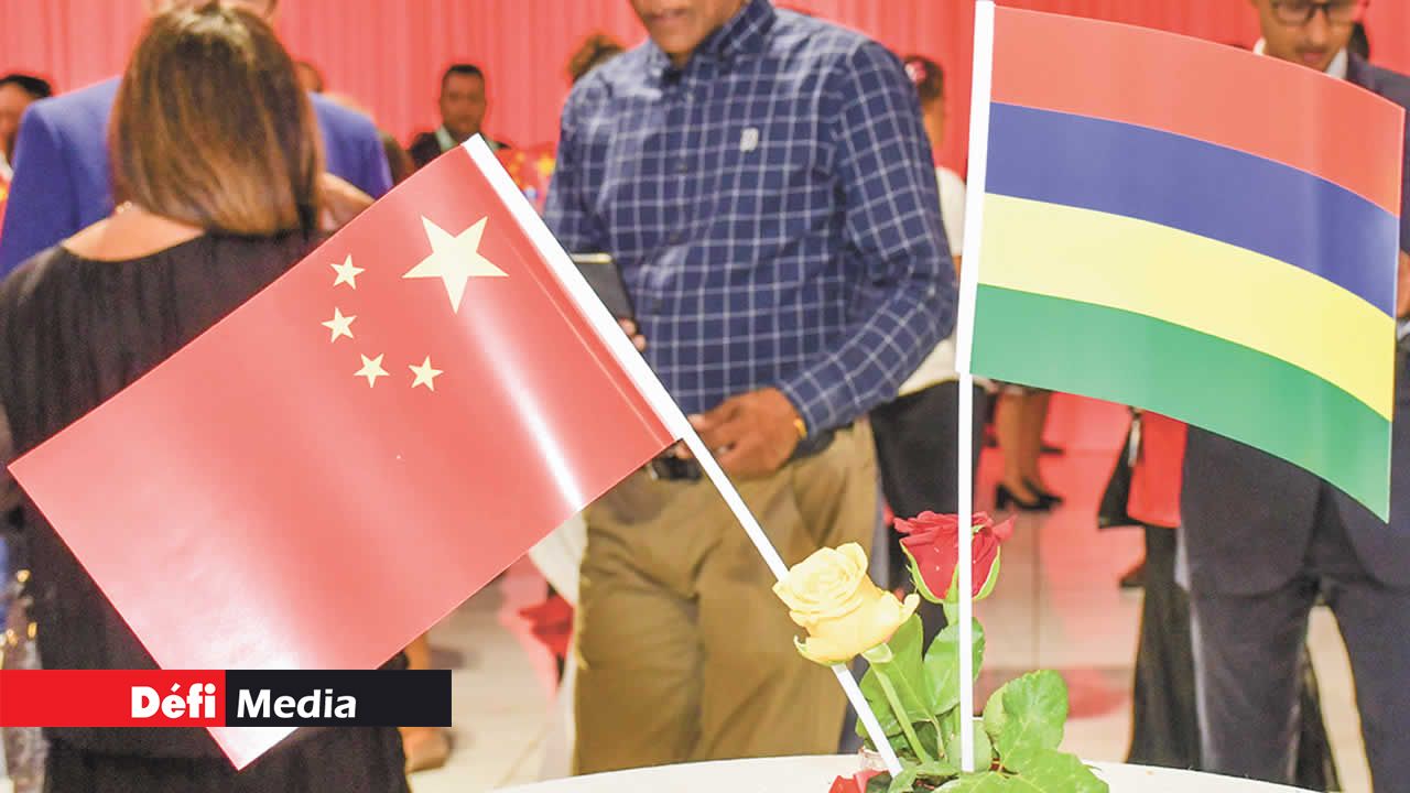Les drapeaux de Maurice et de la Chine flottant fièrement lors de l’événement au RM Garden à Trianon.