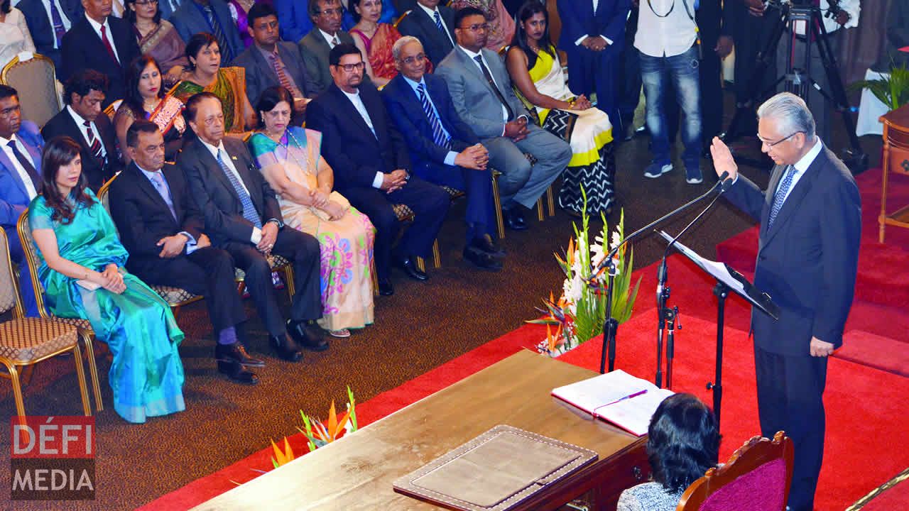 Pravind Jugnauth prêtant serment comme Premier ministre.