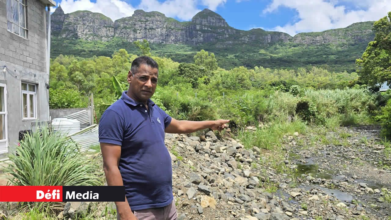 Nada, qui habite le morcellement Ramlagun, à Vallée-des-Prêtres, montre les dégâts causés par l’eau qui envahit sa maison à chaque averse.