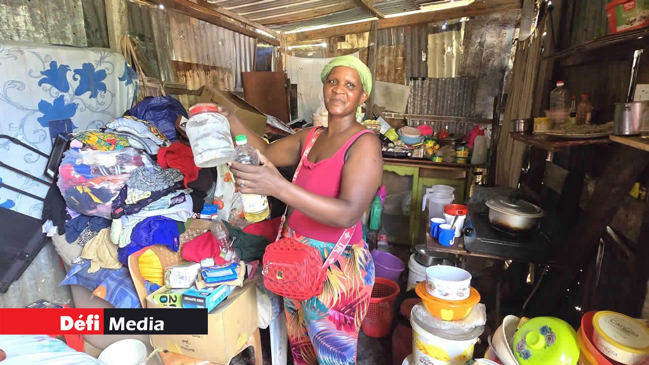 À Résidence La Cure, Kelly Prosper rassemble ses effets personnels et ses provisions dans sa petite maison vulnérable aux inondations.