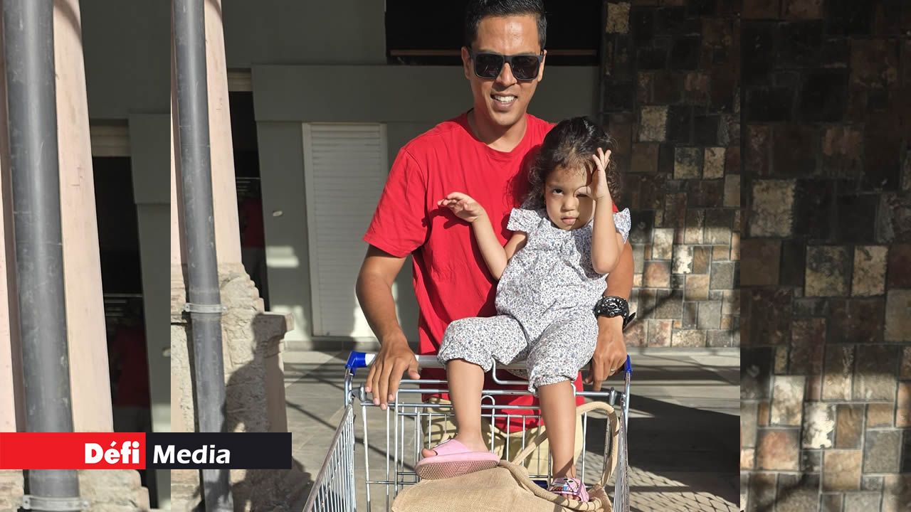 À Morcellement St-André, Fayyad, de Port-Louis, a fait ses courses mardi avant que le mauvais temps ne s’installe.