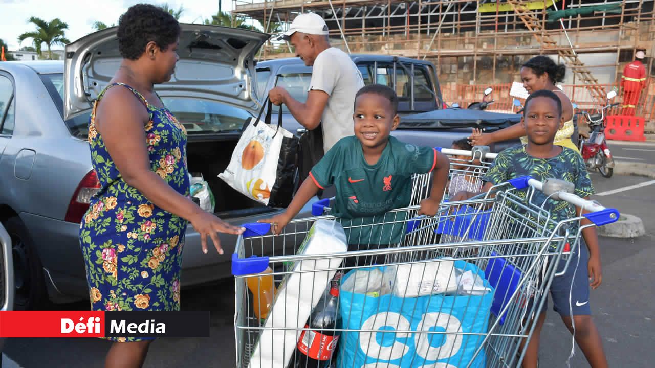 La famille Barbier, de Roche-Bois, a acheté des denrées essentielles à Morcellement St-André de peur que les routes ne deviennent impraticables.