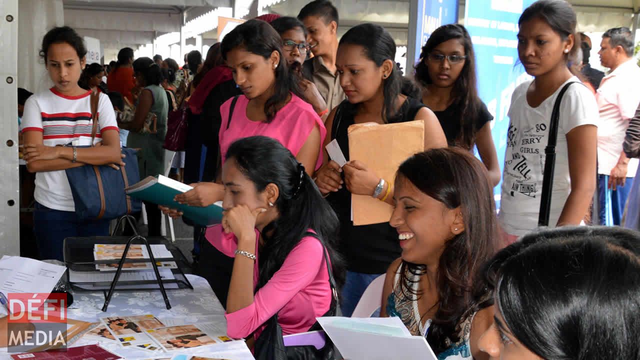 Les jeunes diplômés, sans emploi, ne savent plus à quelle porte frapper.