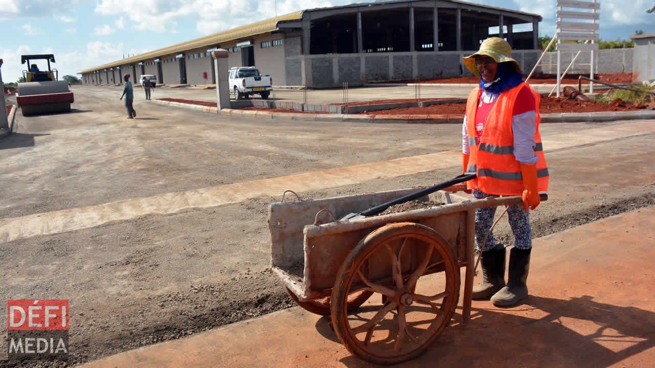 Des travailleurs à l’œuvre sur le site de Jin Fei Smart City. Jin Fei Smart City