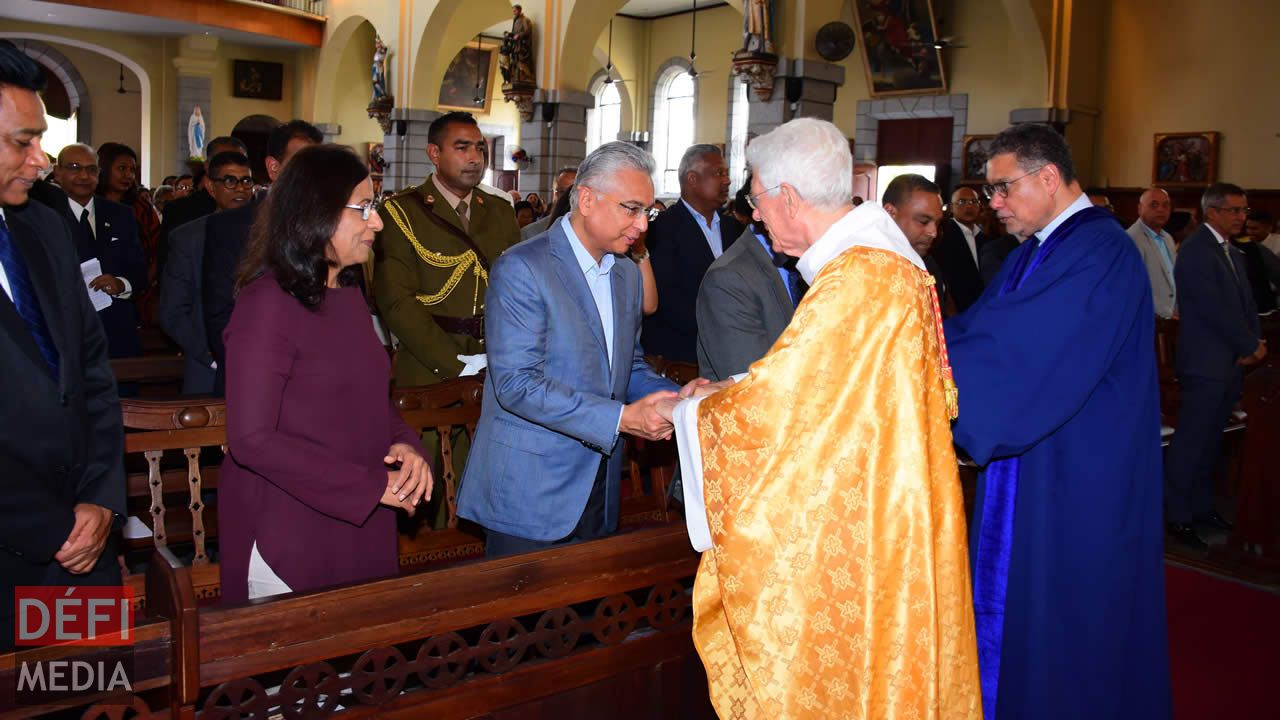 Le Cardinal Maurice E. Piat saluant le Premier ministre Pravind Jugnauth.