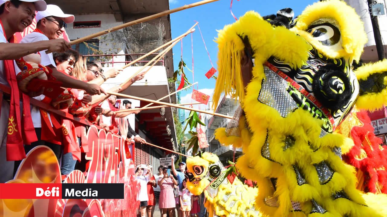 Des dragons chinois récupèrent des « fung pao », des petites enveloppes rouges contenant de l’argent, une tradition symbolisant la chance et la prospérité.