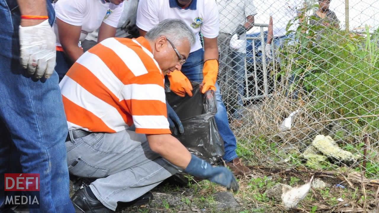 Pravind Jugnauth et des habitants de Saint-Julien-d’Hotman lors d’une ‘Clean Up Campaign’.