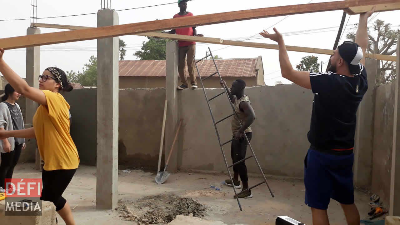 Sur le chantier pour construire un abri qui accueillera des enfants. La Terenga