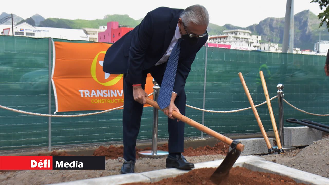 C’est le 15 avril 2022 que le Premier ministre, Pravind Jugnauth, a donné le premier coup de pioche du projet.