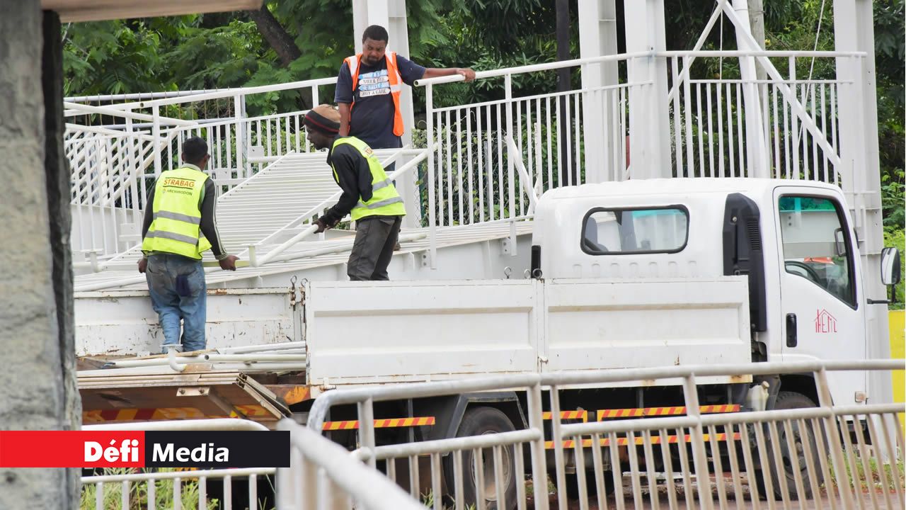 Une passerelle est en construction pour assurer la sécurité des piétons.