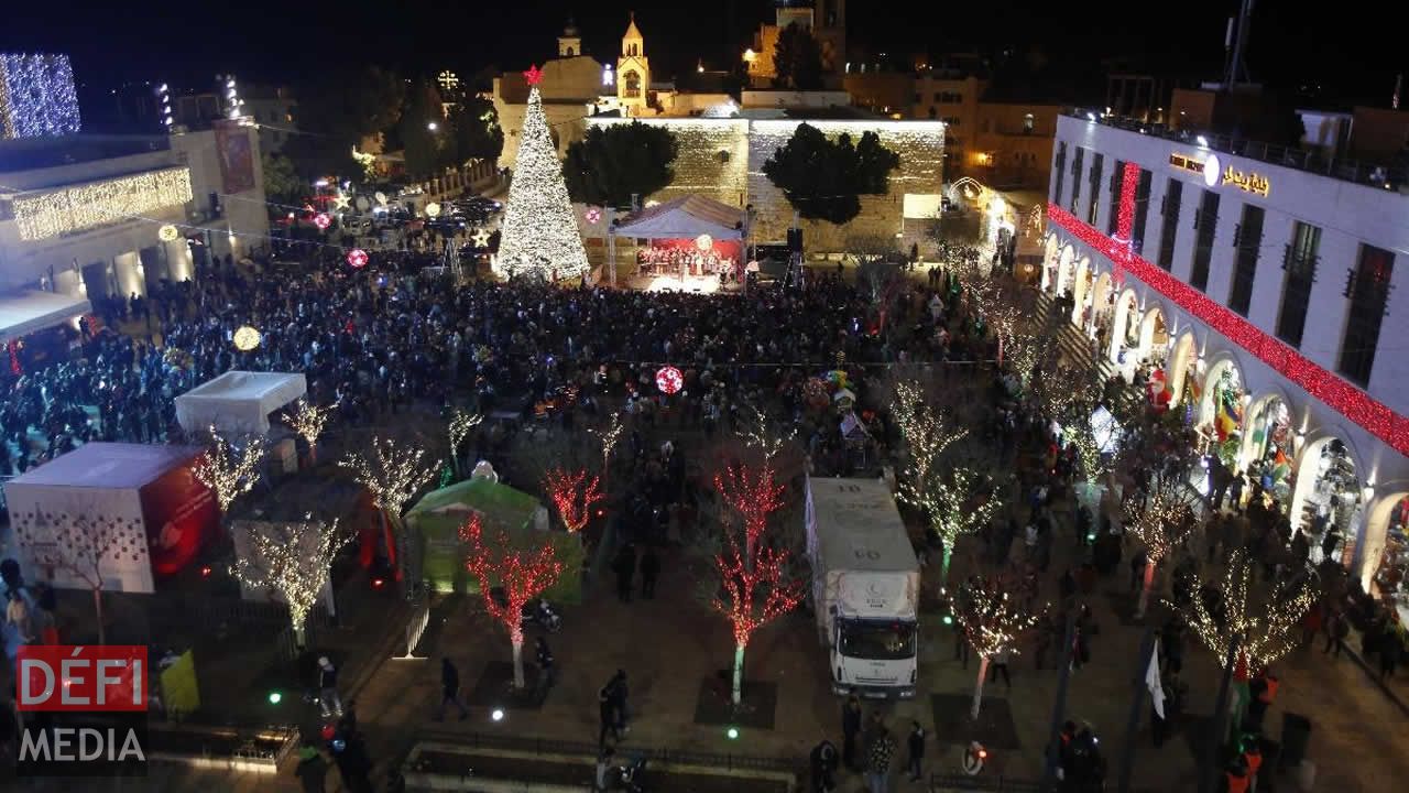 La cour de la Basilique de la Nativité pendant la fête de Noël.