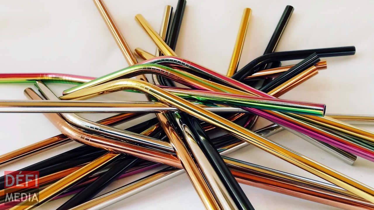 The Strawz propose des pailles écologiques en bambous alors que Soleil Mauritius commercialise des pailles en acier inoxydable. Plastic Free July
