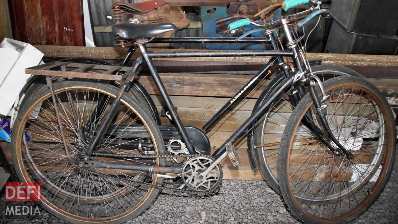 Deux vélos, l’un de la marque Raleigh et l’autre un Flying Pignon, étaient les moyens de locomotion les plus utilisés dans les villes et les villages. Invitation au voyage dans le passé