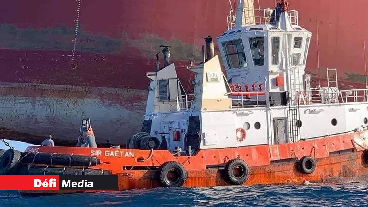 Le Sir Gaëtan se portant au chevet du MV Wakashio.