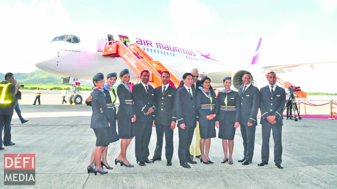 Flying crew. Маврикий Airlines. Air Mauritius униформа. Air Mauritius Cabin Crew. Wizz Air Cabin Crew.