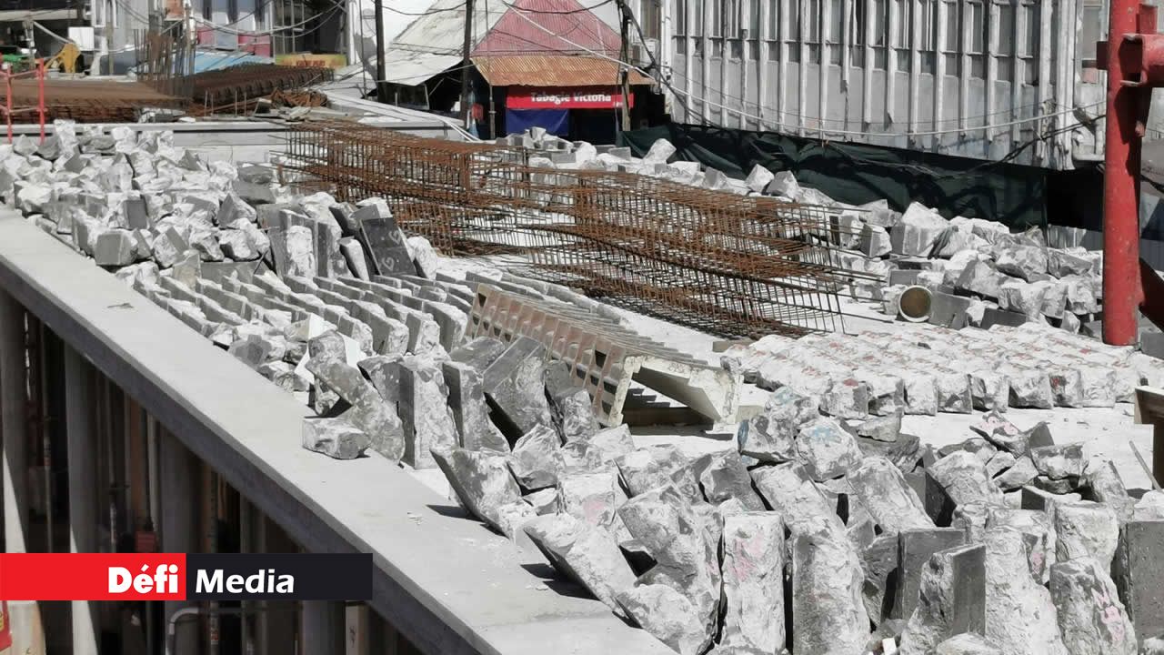 Le premier vieux bâtiment a été démonté, pierre par pierre, et numéroté. En tout, deux structures anciennes seront restaurées à leur identité originale.
