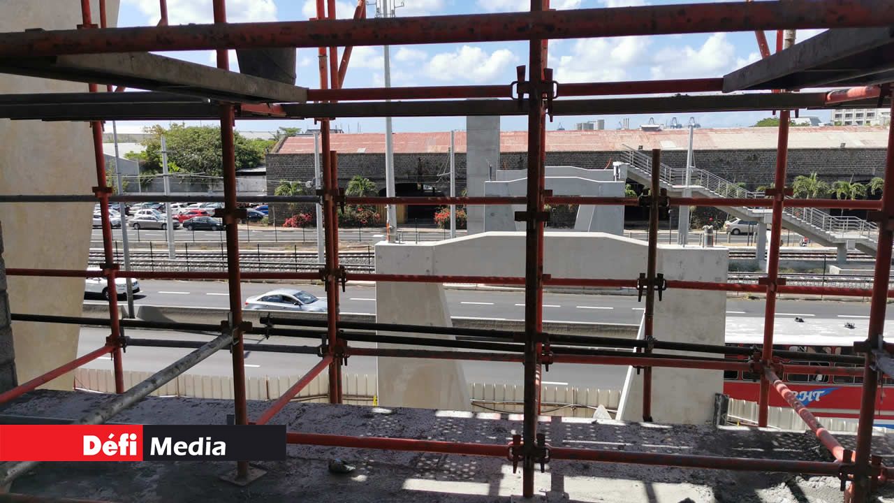 Les piliers de la passerelle qui reliera le Victoria Urban Terminal à la Station du Metro Express, sis au Caudan.