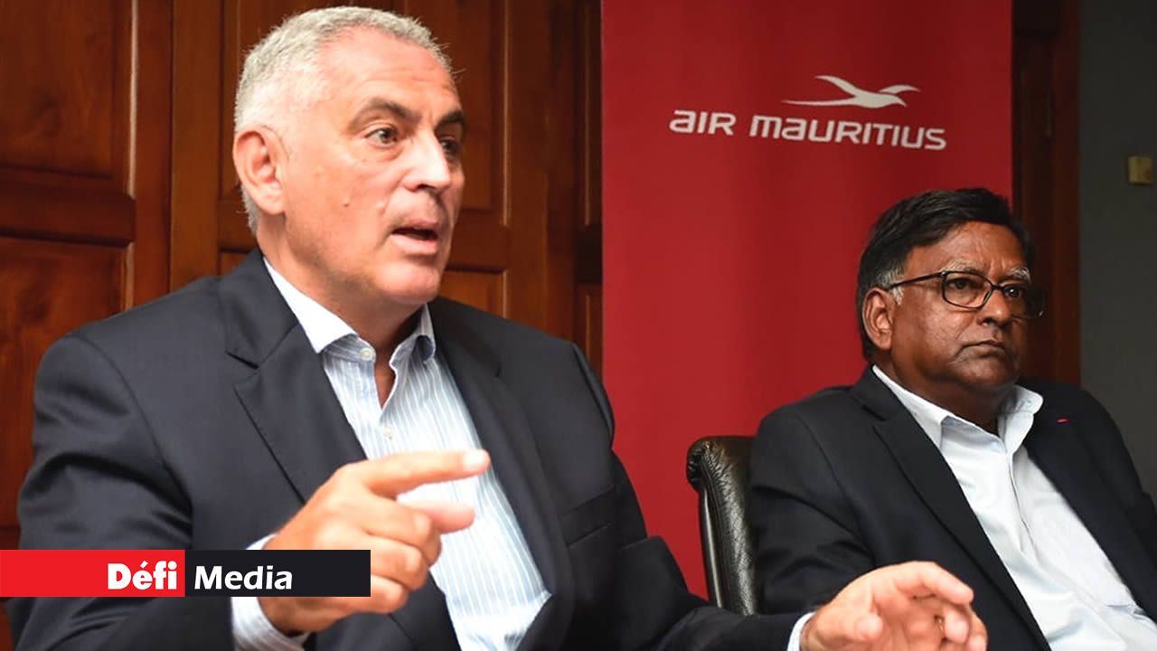L’Officer-in-Charge d’Air Mauritius, Laurent Recoura (à g.) et le président du conseil d’administration Marday Venketasamy en conférence de presse samedi matin.