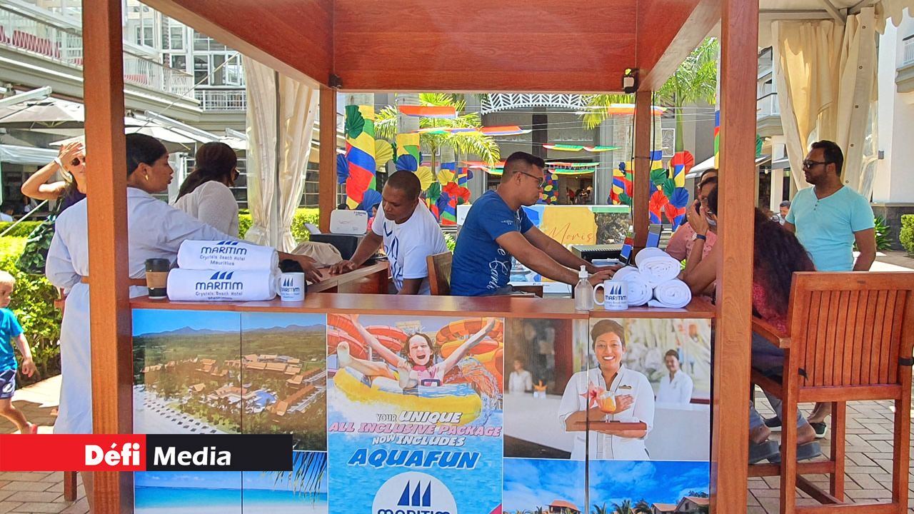 Le stand de DéfiDeal et Crystals Beach Maritim est situé sur l’esplanade de Bagatelle Mall à côté du food court. 