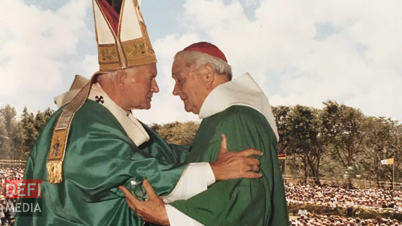 Le Pape Jean-Paul II et le Cardinal Margéot. pape Jean-Paul II