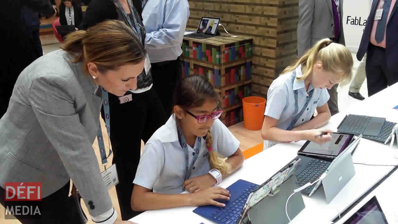 Des élèves testant des outils éducatifs numériques lors  du BETT Moyen-Orient Afrique.