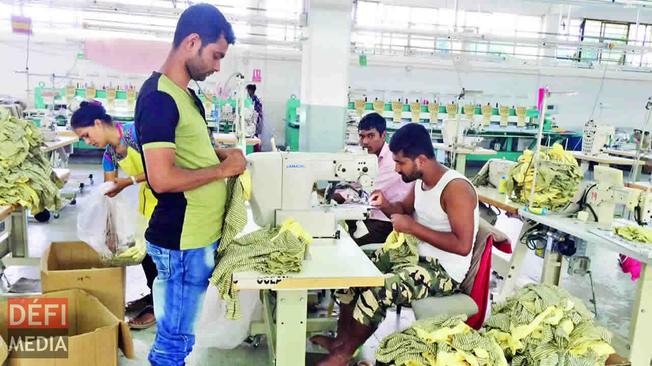 Mauriciens et Bangladais à l’oeuvre pour la production.