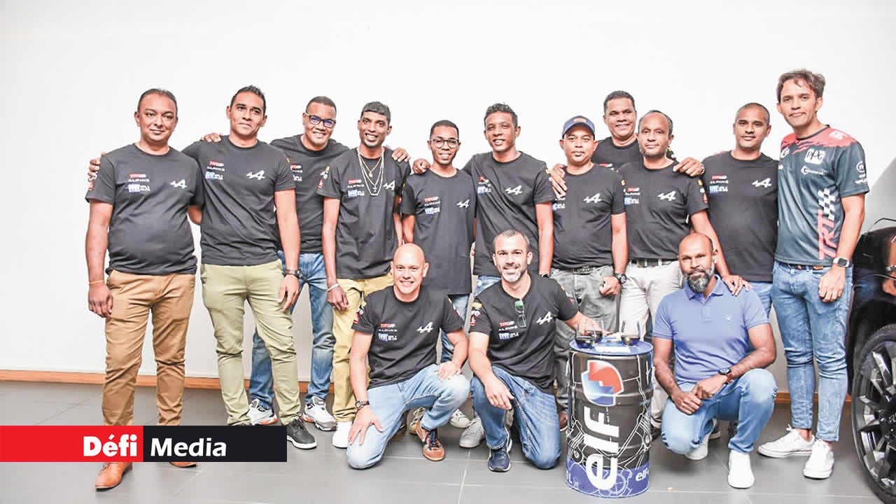 Le pilote Thierry Duvivier (2e depuis la gauche en bas), et Frédéric Nokiah (1er depuis la gauche en bas) avec tous les membres de leur équipe technique.