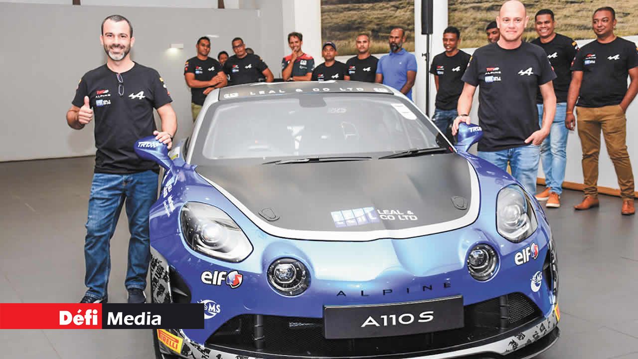 Thierry Duvivier (à gauche) et Frédéric Nokiah (à droite), avec l’Alpine A 110 S.