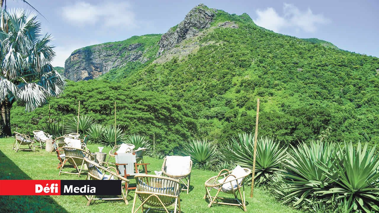 Un panorama captivant depuis le Yemen Lodge, embrassant la chaîne de montagnes et la splendeur de ses environs.