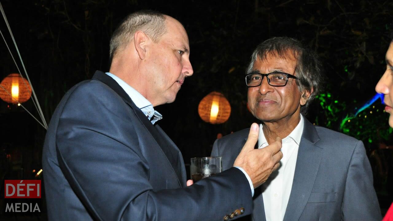 Jean Michel Pitot et le ministre Anil Gayan.