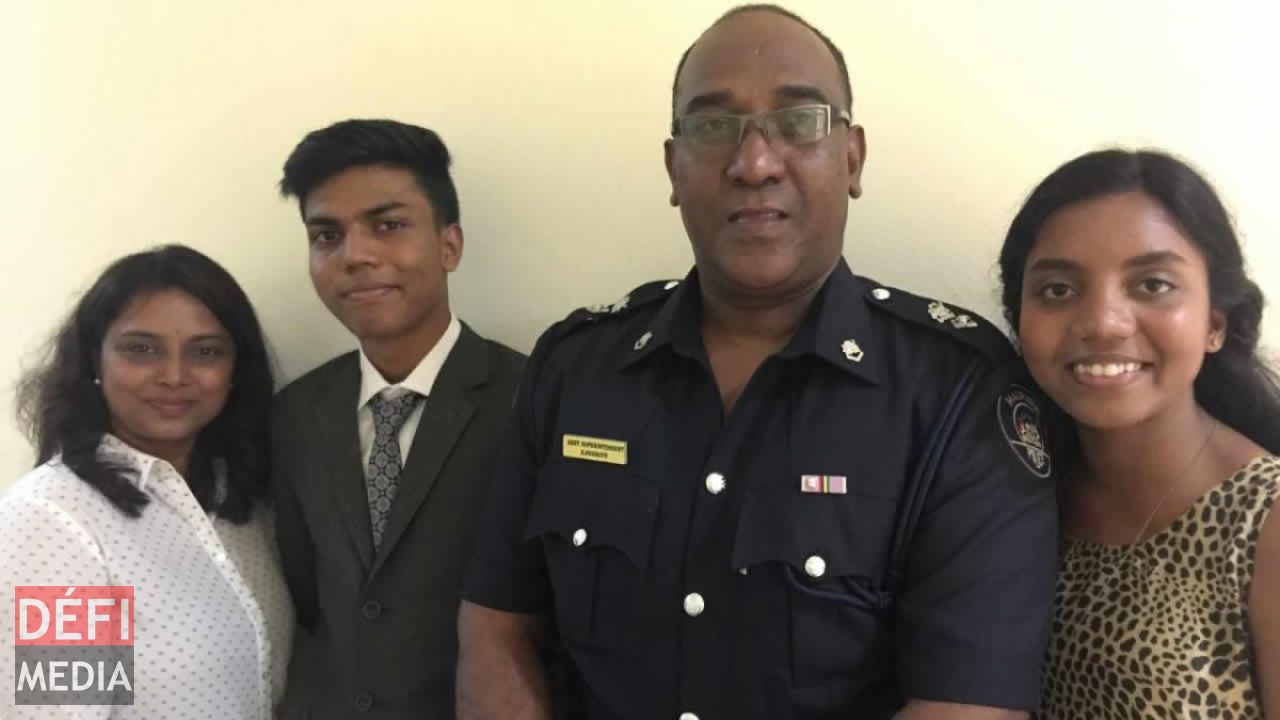 L'officier avec sa famille lors de sa promotion en 2016.