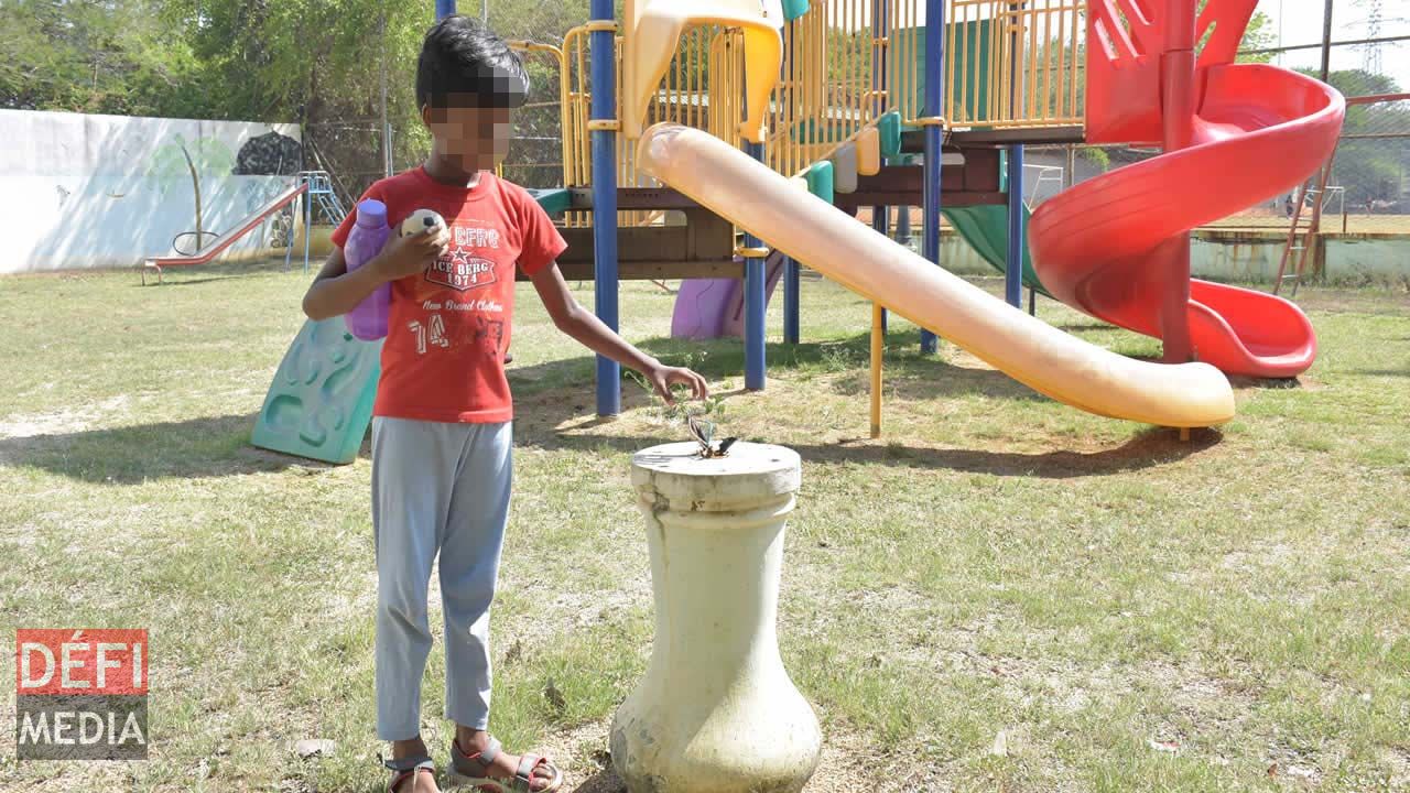 Les fils électriques répresentent un danger pour les enfants qui fréquentent ce lieu. Les fils électriques répresentent un danger pour les enfants qui fréquentent ce lieu.