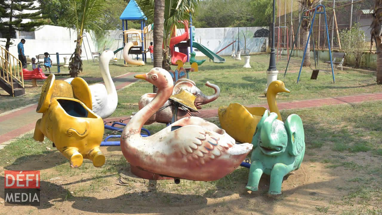 Le manège en mauvais état et que les enfants ne peuvent plus l’utiliser. Le manège en mauvais état et que les enfants ne peuvent plus l’utiliser.