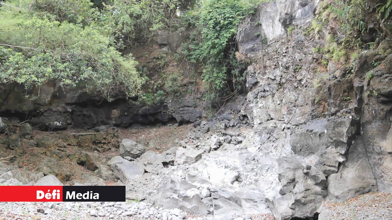 Eau-Bleue : Eau-Bleue n’est certes pas un réservoir, mais la photo mérite qu’on s’y attarde. Difficile à dire qu’il y avait une cascade et un bassin ici avant la sécheresse.