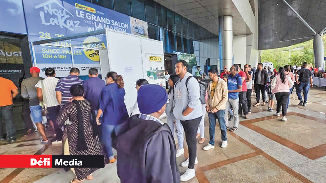 La longue file d’attente témoigne de l’engouement des visiteurs pour le salon Nou Lakaz.