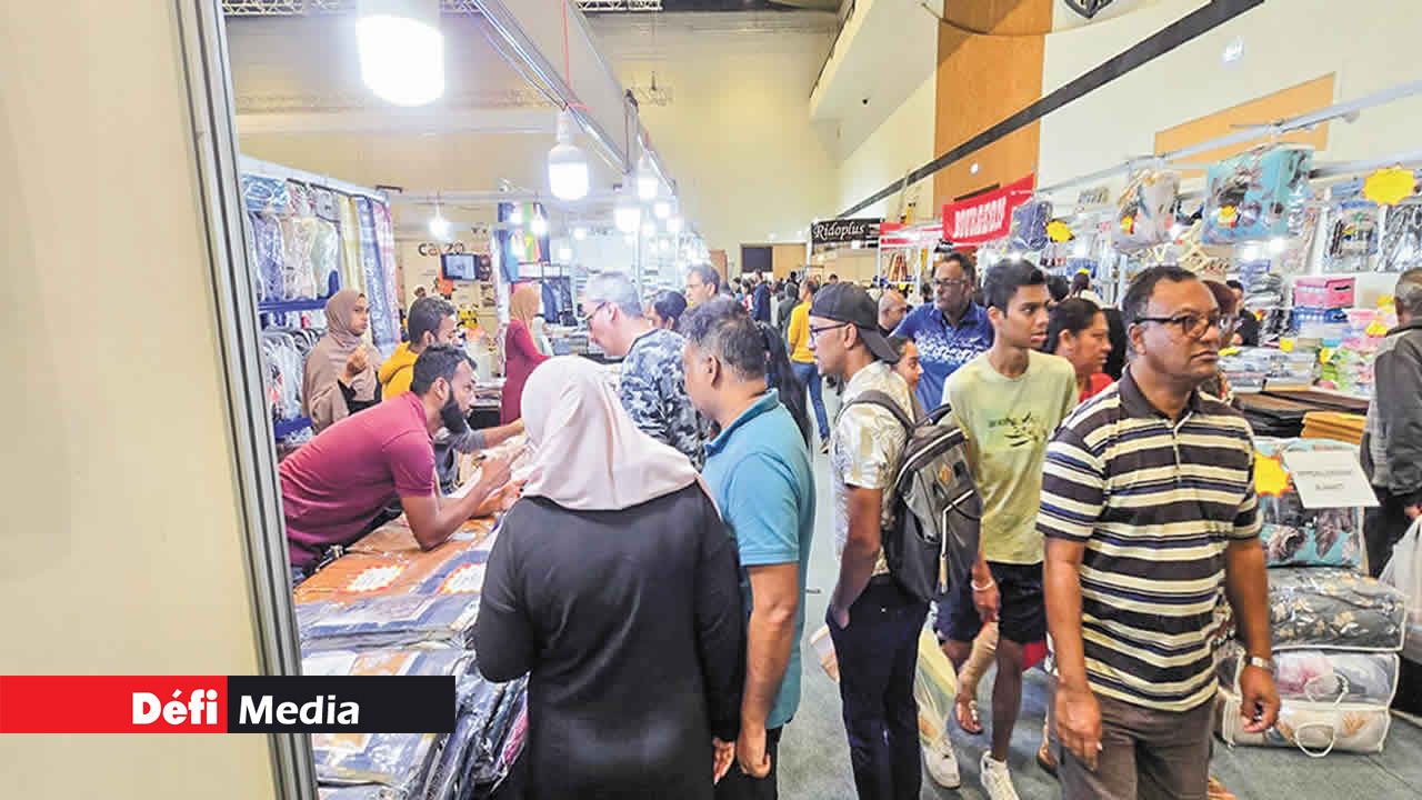 Les visiteurs profitent des promotions sur une variété de produits.