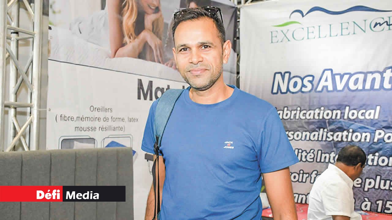 Ashwan Moholee explore le salon pour trouver des produits en vue d’aménager sa nouvelle maison.