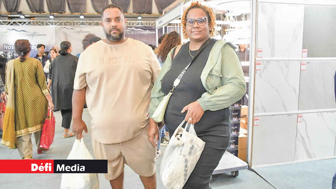 Le couple Moutou, enchanté par sa première visite à un salon.