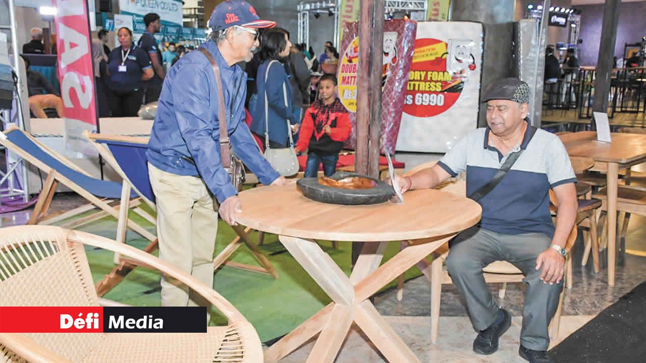 IP Teak célèbre le bois de teck avec une variété de produits.