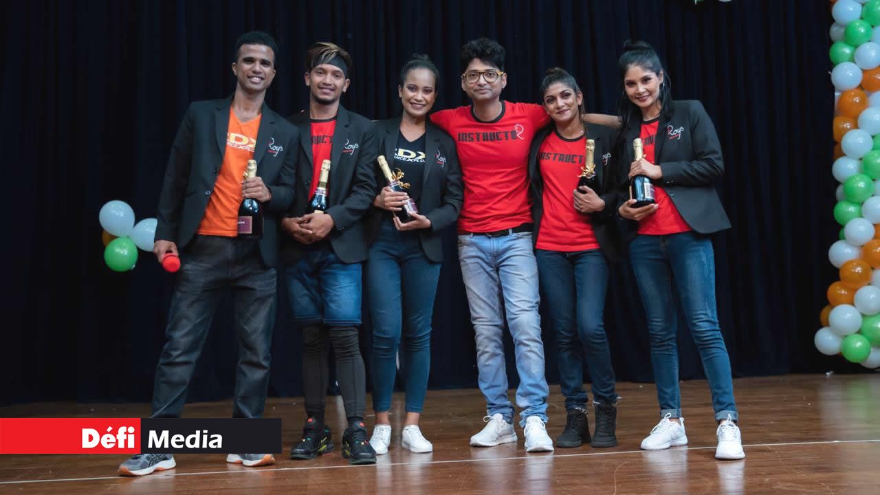 Gaurav Roy Kumar accompagné de ses instructeurs.