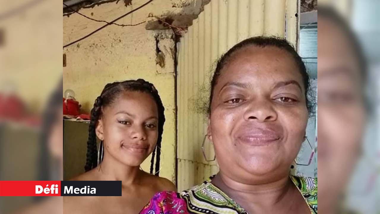 Sharone Edouard et sa fille. Cette habitante d’Henrietta affirme qu’elle a attendu vainement les autobus individuels pour conduire sa fille dans un collège, à Vacoas.