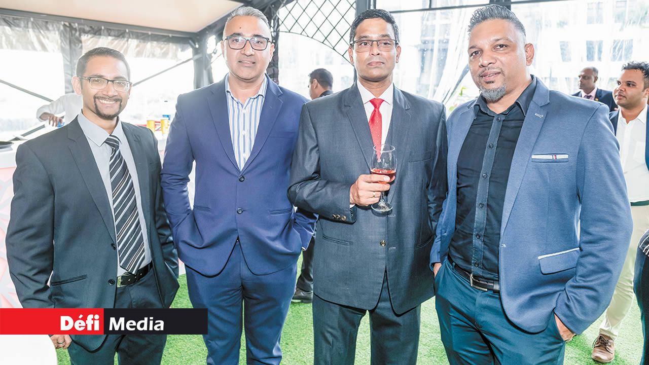 Gavish Soobarah, Internal Auditor ; Vineet Jugessur, Group Financial Controller ; Bee Gajudhur, Executive Director ; et Nitesh Bunwaree, Assistant Financial Controller.