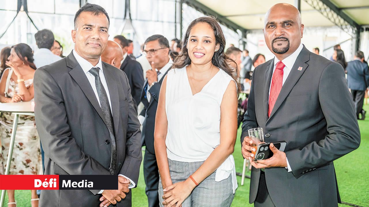 Sachidanund Ramparsad, Acting Accountant General ; Oudeena Moonien, FCCA ; et Anishley Noruthun, Business Lead - Relationships (Secondment) Digital Transformation à l’ACCA.