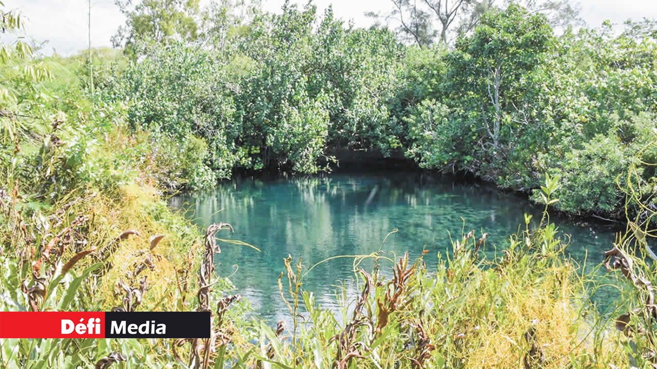 Le Bassin Trou Diable resplendit avec son eau sombre.