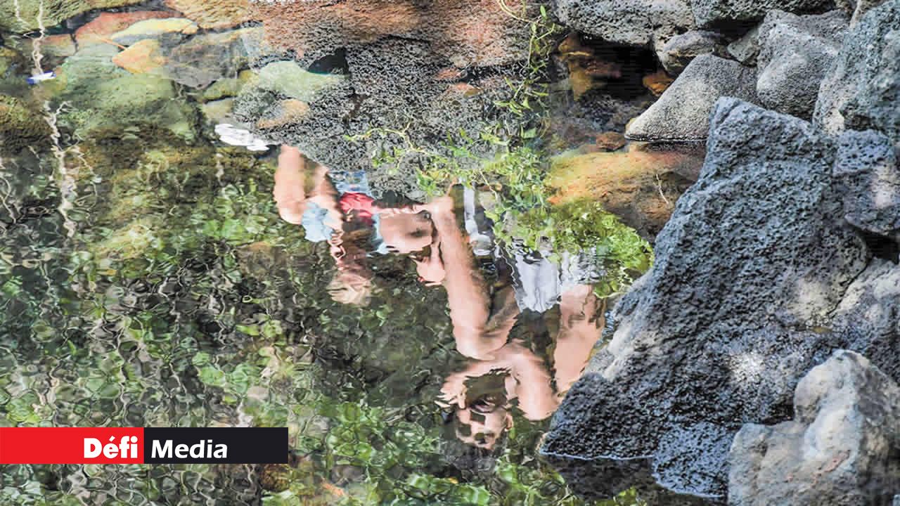Le reflet de deux baigneurs témoigne de la limpidité de l’eau de source du Bassin Laver.