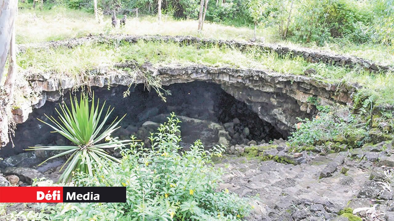 Une des grottes situées sur le parcours du Heath Track à Roches-Noires.