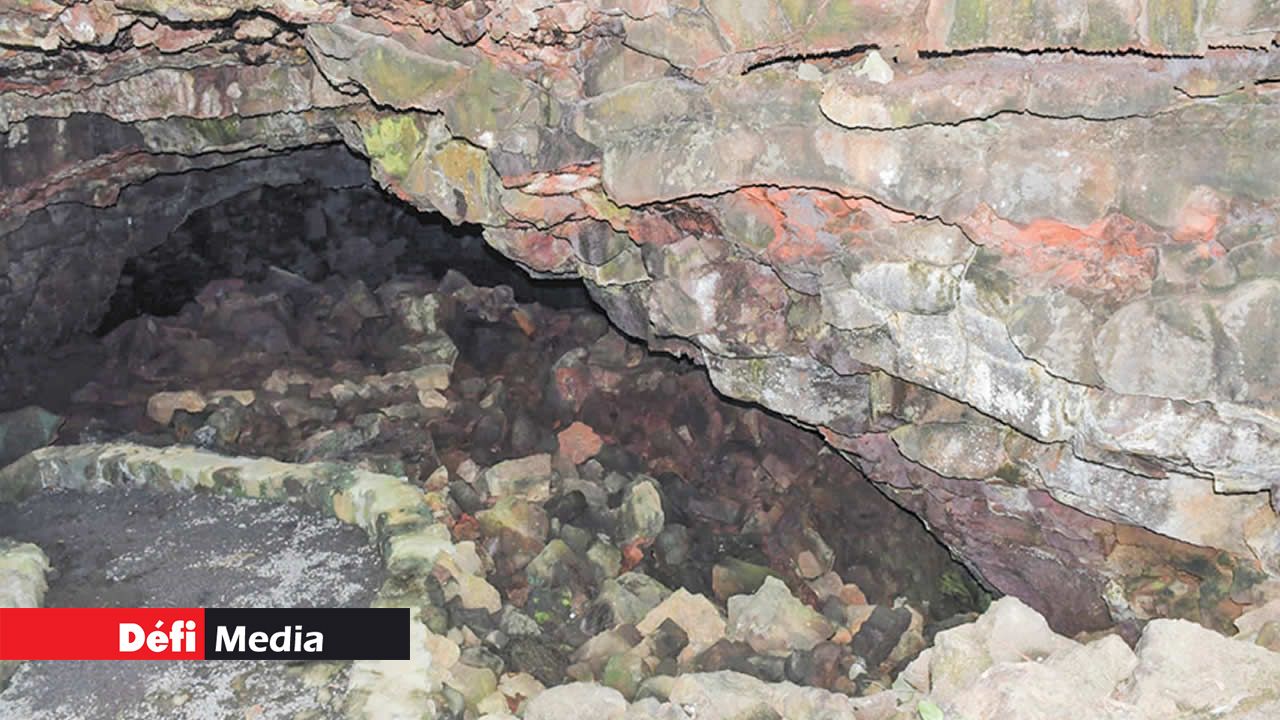 L’entrée d’une des nombreuses grottes présentes sur les lieux.
