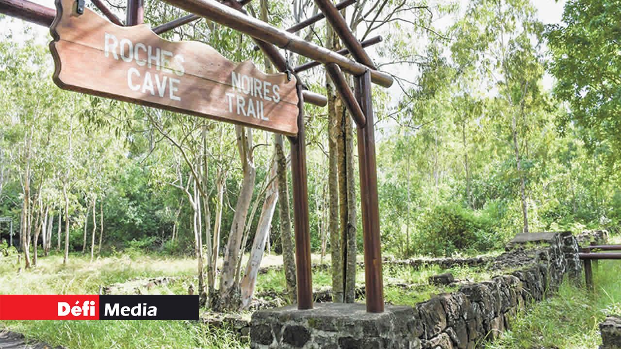 Roches-Noires est connu pour ses nombreuses grottes.